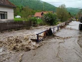 Východom Slovenska sa prehnala mimoriadne silná búrka: Dva okresy bojujú s povodňami