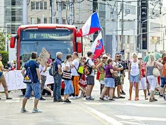 Protestujúci blokujú centrum Bratislavy: Dopravný podnik informuje, ako chodí MHD