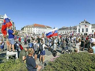 Dokedy chce polícia prenechať ulice protestujúcim?! Reakcia advokáta nenahráva konaniu mužov zákona