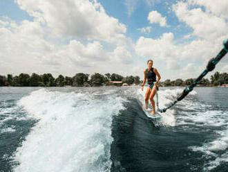 Vodné atrakcie na Domaši - wakeboard, kneeboard, paddleboard, vodné lyže či nafukovací banán