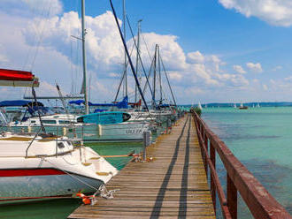 Pobyt 400 m od Balatonu: Renovovaný Admirál Panzió Keszthely **** s bazénom, možnosťou wellness a polpenziou.