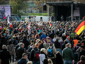 Na nepovolenom proteste proti reštrikciám v Berlíne došlo k potýčkam