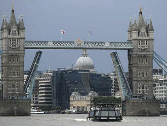 Zdvíhací most Tower Bridge sa zasekol, v Londýne sú rozsiahle zápchy