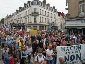 Desaťtisíce Francúzov opäť protestovali proti covidpasom