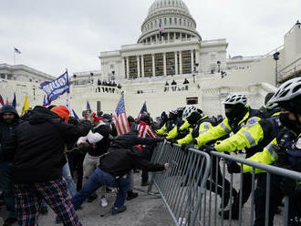 Sedem policajtov podalo žalobu voči exprezidentovi Trumpovi