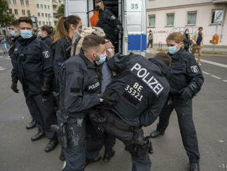 Tisíce ľudí protestovali v Berlíne proti pandemickým opatreniam