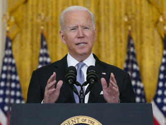 Biden si uctí amerických vojakov, ktorí zahynuli pri útoku v Kábule