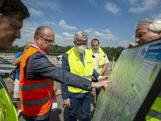 Volby 2021: Hamáček bojuje, Brusel varuje, Havlíček je aktivní