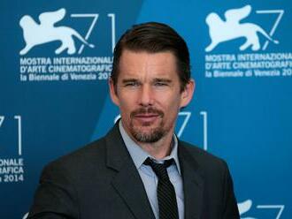 Na karlovarský festival přijede Ethan Hawke, převezme cenu od Bartošky