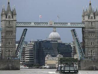 Zdvíhací most Tower Bridge sa zasekol, v Londýne to spôsobilo rozsiahle zápchy