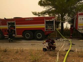 Slovenskí hasiči zápasia v Grécku s horúčavami a presunom ohňa do korún stromov