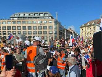 Odporúčanie polície: Vyhnite sa miestam protestov. Vallo žiada o ochranu Bratislavy