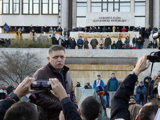 Smer pri organizovaní protestu v Košiciach s nikým politicky nespolupracuje, tvrdí Fico