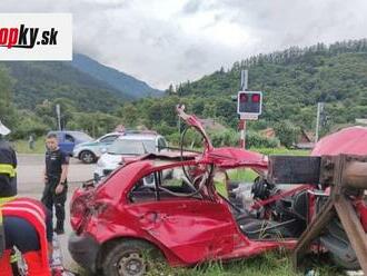 FOTO Tragická nehoda: Pri zrážke auta s vlakom prišiel o život 44-ročný vodič