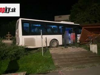 FOTO Nehoda neďaleko Košíc: Vodič škody nedal prednosť autobusu, ten zdemoloval zastávku