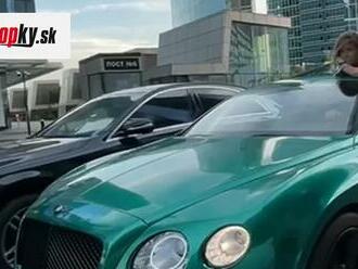 VIDEO Šok v centre mesta: Rus priviazal priateľku na strechu Bentley a jazdil s ňou!