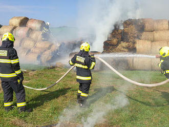 Při požáru stohu v Hradištku byl vyhlášen druhý stupeň požárního poplachu