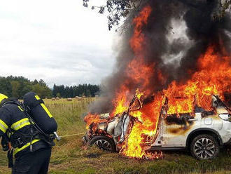 Osobní auto po nárazu do stromu u Josefova začalo hořet, řidič včas vystoupil