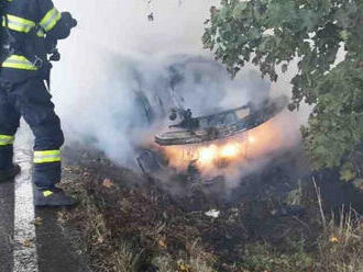 Čtyři jednotky hasičů likvidovaly požár osobního vozu u Šubířova, hořet začal po dopravní nehodě