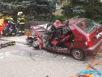 Při nehodě v Mněticích vážně zraněny dvě osoby, střetl se osobní automobil s nákladním