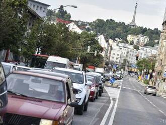 Vodiči sa vo štvrtok ráno zdržia na viacerých úsekoch