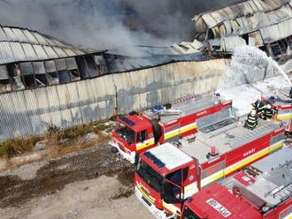 Hasiči zasahujú pri požiari plastového odpadu v Trebišove už tretí deň