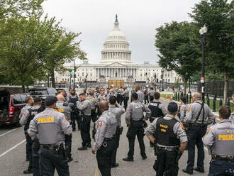 Na protest Trumpových priaznivcov prišlo niekoľko stoviek ľudí