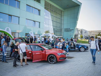 Škoda auto podporuje univerzitní vzdělávání zaměřené na elektromobilitu prostřednictvím roadshow ŠKODA iV DAY