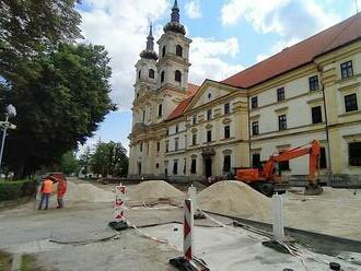 Na podujatia v rámci návštevy pápeža sa napokon dostanú aj nezaočkovaní