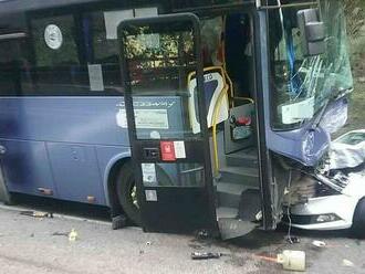 Pod zrážku autobusu s autami pri Strečne sa zrejme podpísal infarkt vodiča