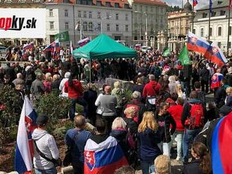 Konflikt medzi demonštratmi a políciou: Ťažkoodenci museli použiť pelendreky a slzný sprej!