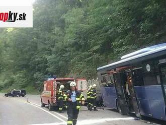 AKTUÁLNE Vážna nehoda pri Strečne: Autobus vrazil do troch áut! Čo sa stalo na ceste za bieleho dňa?