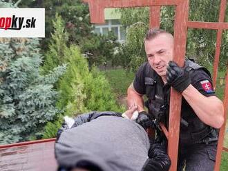 FOTO Zásah ako z akčného filmu: Nebojácni policajti chytili muža   až na streche domu