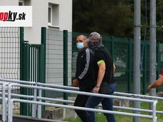 Súd rozhoduje o zločineckej skupine Plačková a spol.: FOTO Manévre v Pezinku, priviezli prvú várku obvinených