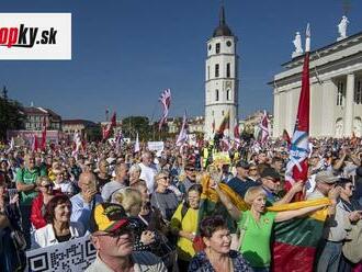 KORONAVÍRUS Litovčania demonštrovali proti covidpasom: Vydali sa k budove parlamentu