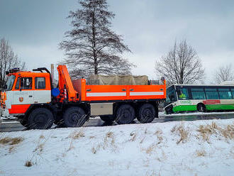 Zapadlý autobus řešili hasiči dopoledne v Lískovci. Pomohla jim vyprošťovací Tatra ze stanice HZS…