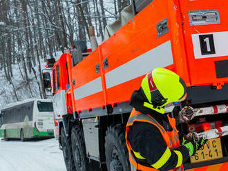 Hasiči pomáhali v Krásné s vytažením autobusu z příkopu, využili vyprošťovací Tatru 8×8