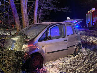 Vyprošťování řidičky po večerní nehodě osobního auta v Odrách zaměstnalo dvě hasičské jednotky