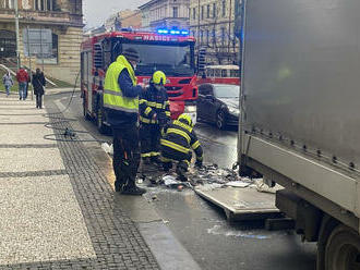 V Ječné ulici v Praze hasiči ochlazují požár zbytků elektroodpadu na ploše asi 1 m². Zbytky baterií…