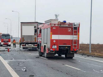 V Průmyslové ulici v Brně došlo ke střetu osobního vozidla a kamionu, jeden člověk zemřel