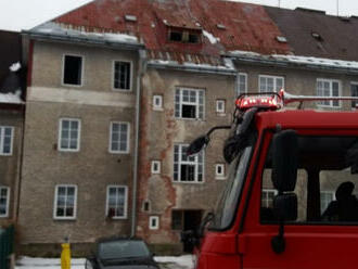 Do Mladých Buků vyjížděly tři jednotky, v bytovém domě byl cítit zápach kouře