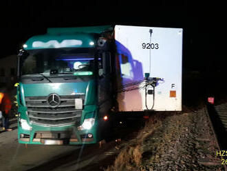 Kamionu se v ulici Polní v Horšovském Týně odpřáhl návěs a po vybočení zasahoval z části do…