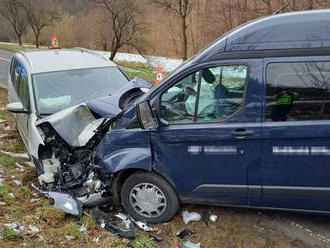 Čelní střet u Zlína si vyžádal čtyři zraněné, škoda na vozidlech je 300 tisíc korun