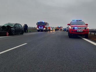 Jednotky ze tří stanic byly vyslány na 18. kilometr dálnice D52 k nehodě pěti osobních vozidel,…