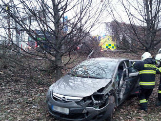 V ulici Pilnáčkova v Hradci Králové havaroval vůz mimo silnici a projel oplocením. Jednu osobu…