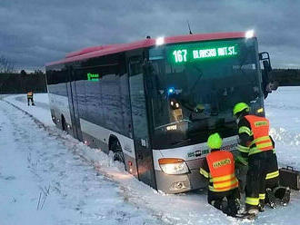 Na silnici mezi obcemi Krásensko a Podomí uvízl autobus, hasiči využili vyprošťovací automobil