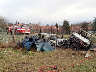 Tři jednotky hasičů vyjely k požáru dvou automobilů v Kostelanech v části Újezdsko. Požár byl…