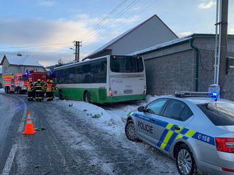 Dvě jednotky hasičů zasahovaly u srážky osobního vozu s autobusem v Novém Hrozenkově