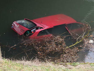 V řece Svitavě v Blansku bylo opuštěné auto, čtyři lidé z něj vylezli již časně ráno