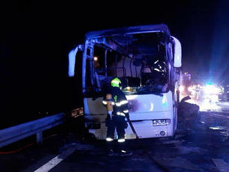 Škodu za 200 tisíc korun způsobil požár autobusu na dálnici D1, hasiči ho likvidovali třemi vodními proudy